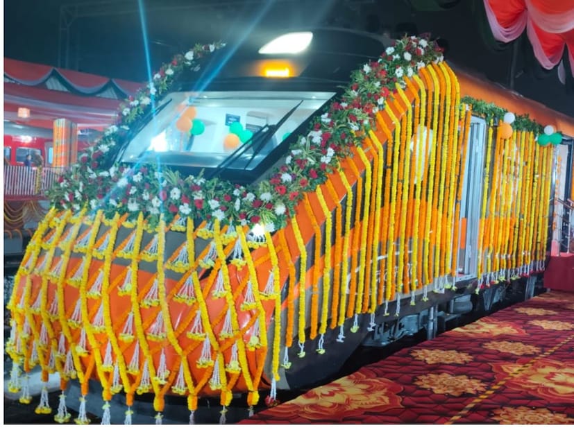 ফিরোজপুর-দিল্লি বন্দে ভারতফিরোজপুর-দিল্লি বন্দে ভারত এই রুটের দ্রুততম ট্রেন হবে, মাত্র ছয় ঘন্টা ৪০ মিনিটে যাত্রা শেষ করবে। বিবৃতিতে বলা হয়েছে, এটি দেশের রাজধানী এবং পঞ্জাবের গুরুত্বপূর্ণ শহরগুলির মধ্যে সংযোগ জোরদার করবে।