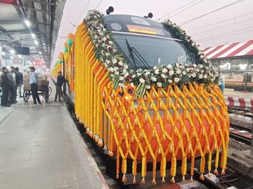 অপেক্ষার শেষ! বারাণসীকে বন্দে ভারত উপহার নরেন্দ্র মোদির, আরও ৩ রুটে উদ্বোধন পরিষেবার অপেক্ষার শেষ! বারাণসীকে বন্দে ভারত উপহার নরেন্দ্র মোদির, আরও ৩ রুটে উদ্বোধন পরিষেবার