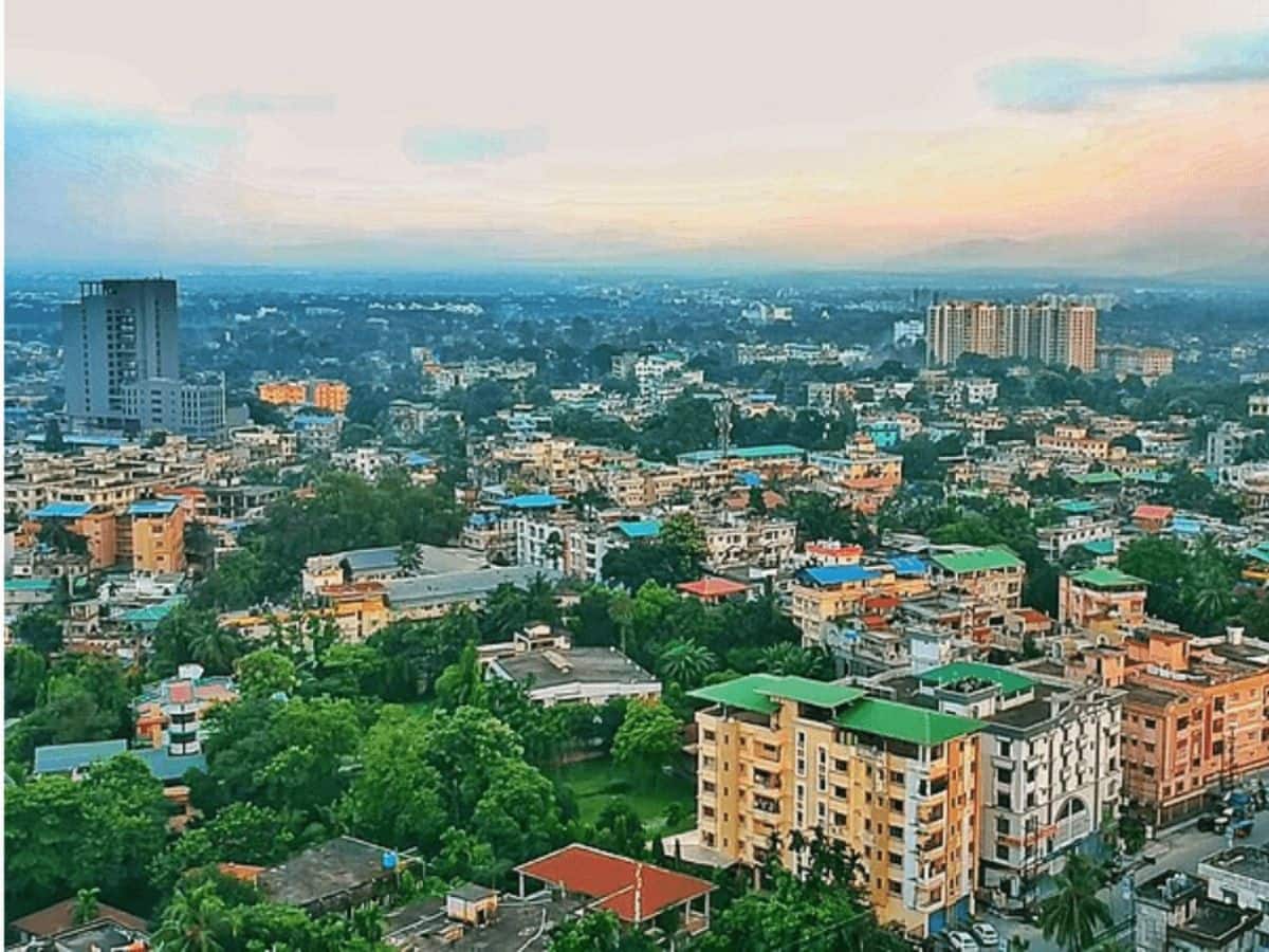 তবে, জানেন কি, ভারতে এমনও শহর রয়েছে, যার AQI ঠিক এই সময়ে দাঁড়িয়ে ৫০-এরও নীচে৷ অর্থাৎ, দূষণ প্রায় নেই বললেই চলে৷ স্বচ্ছ, তরতাজা, ফুরফুরে অক্সিজেন যুক্ত হাওয়া বইছে যেখানে৷ এমন শহরের তালিকায় পশ্চিমবঙ্গের এক শহরেরও নাম রয়েছে কিন্তু৷