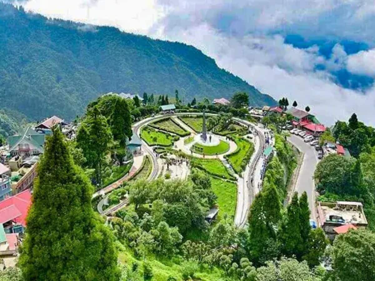 স্বচ্ছ দূষণহীন বাতাসের নিরিখে এরপরেই রয়েছে  মেঘালয়ের রাজধানী শিলং৷ AQI ২৬৷ আর সবচেয়ে দূষণমুক্ত শহর রয়েছে কিন্তু পশ্চিমবঙ্গেই৷ তার নাম দার্জিলিং৷ এখানে AQI মাত্র ২২৷ 