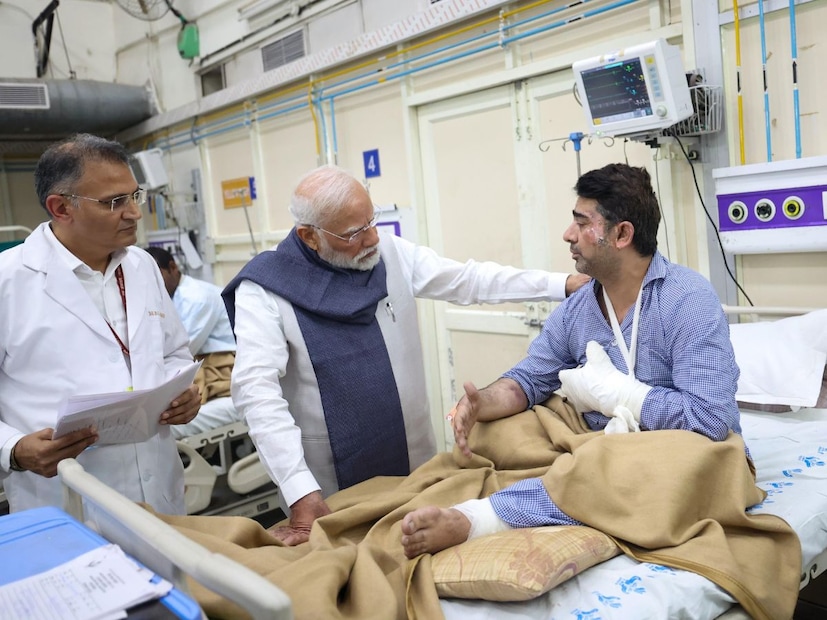 দিল্লি বিস্ফোরণে প্রাণ হারাতে হয়েছে ১২ জনকে৷ বিস্ফোরণ ঘিরে সামনে আসছে একের পর এক তথ্য৷ ফরেন্সিক বিশেষজ্ঞ, যাঁরা নিহতদের দেহের ময়নাতদন্ত করেছেন, তাঁদের কাছ থেকে জানা গিয়েছে ভয়ঙ্কর তথ্য৷ বিস্ফোরণের তীব্রতা এতটাই ছিল যে, তাতে ভেঙে টুকরো টুকরো হয়ে গিয়েছে নিহতদের হাড়৷ মাথায় গভীর ক্ষতও সৃষ্টি হয়েছে অনেকের ক্ষেত্রে৷ ফুসফুস সহ দেহের অন্যান্য অঙ্গও ভয়ঙ্কর ক্ষতিগ্রস্ত হয়েছে৷