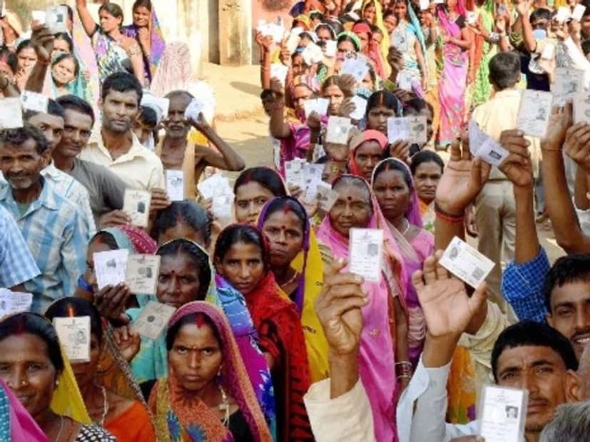 রাজনৈতিক বিশেষজ্ঞেরা মনে করছেন, ভোটের ঠিক আগে আগেই অ্যাকাউন্টে কড়কড়ে ১০ হাজার টাকা ঢুকে যাওয়া বিহারের মহিলাদের মনে নীতীশ সরকারের প্রতি নির্ভরযোগ্যতা বাড়িয়েছে৷ এর ঠিক উল্টোদিকে, ফিকে পড়ে গিয়েছে তেজস্বীর মাসে ২৫০০ টাকা দেওয়ার প্রতিশ্রুতি৷