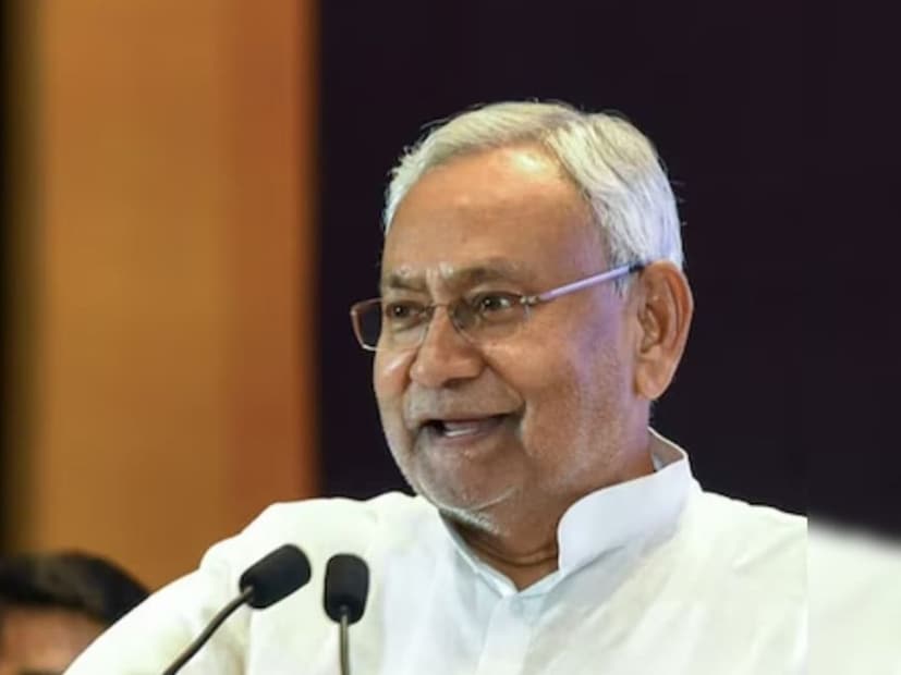 বিদ্যুৎ, কাঁড়ি কাঁড়ি টাকার অতিরিক্ত বিদ্যুতের বিল, প্রতিটা গৃহস্থ বাড়ির বড় মাথাব্যথা৷ সেই শিরঃপীড়ারই সারিয়ে দিলেন নীতীশ৷ চলতি বছরের জুলাই মাসে, বিহারের ভোটের দিনক্ষণ ঘোষণার বহু আগেই জানিয়ে দিলেন, সে রাজ্যের প্রতিটি পরিবারকে বিনামূল্যে মাসে ১২৫ ইউনিট পর্যন্ত বিদ্যুৎ দেওয়া হবে। এর ফলে উপকৃত হয় বিহারের ১ কোটি ৬৭ লক্ষ পরিবার৷ 