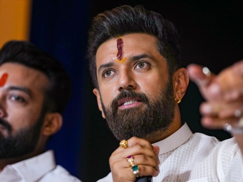 ২০১৪ লোকসভা নির্বাচনে অবশ্য পাশা পাল্টাতে শুরু করে চিরাগ পাসোয়ানের৷ ৫টা আসনে প্রতিদ্বন্দ্বিতা করে ৫টাতেই জেতে এলজেপি (রাম বিলাস)৷ ধীরে ধীরে যুব ভোটে নিজের জায়গা করে নিতে শুরু করেন নব দায়িত্বপ্রাপ্ত কেন্দ্রীয় মন্ত্রী৷