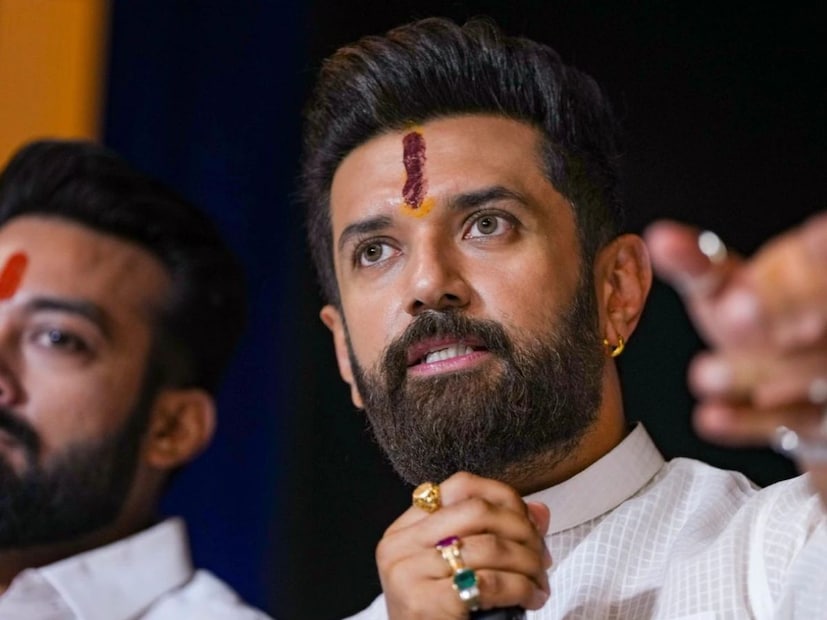 তবে, ২০১৪ সালে ফের এনডিএ জোটের কাছে ফিরে আসে LJP৷ ফের কেন্দ্রীয় মন্ত্রিত্ব পান রামবিলাস পাসোয়ান৷ কিন্তু রামবিলাসের মৃত্যুর পরে তাঁর ছেলে রামবিলাস এবং ভাই পশুপতি কুমার পারসের দুই দলে ভাগ হয়ে যায় LJP৷ চিরাগের দলের নাম হয় লোক জনশক্তি পার্টি (রাম বিলাস) এবং পশুপতি কুমার পরসের পার্টি রাষ্ট্রীয় লোক জনশক্তি পার্টি৷ ২০২০ সালে এই পশুপতির এলজেপি এনডিএ-র পক্ষেই ছিল৷