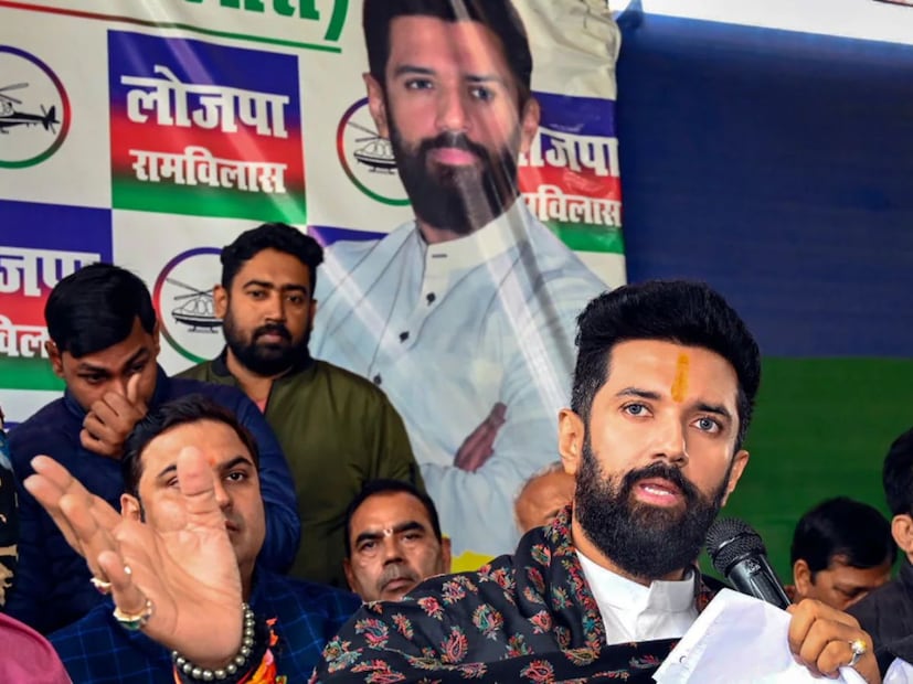 ২০০০ সালে লোক জনশক্তি পার্চি প্রতিষ্ঠিত হয়. প্রথম দিকে এনডিএ-এর হাত ধরে চললেও ২০০২ সালে গোধরা কাণ্ডের পরে জোট থেকে বেরিয়ে যায় LJP৷ ২০০৪ সালে রামবিলাস পাসোয়ান দল নিয়ে যোগ দেন কংগ্রেস নেতৃত্বাধীন ইউপিএ সরকারে৷ মন্ত্রিত্বও পান৷ 