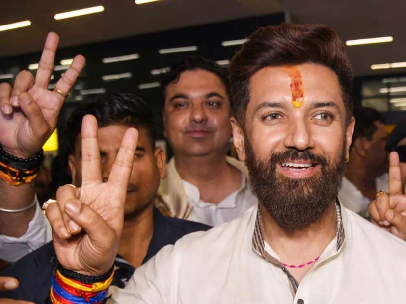 ভোটের আগে আসন বণ্টন ঘিরে বিজেপির সঙ্গে জোর দর কষাকষি করছিল জনশক্তি পার্টি (রাম বিলাস)-র প্রধান চিরাগ৷ জেডি (ইউ)-বিজেপি-র বাঘা বাঘা মাথার সঙ্গে একটানা দরদস্তুর করে ২৯টি কেন্দ্রে নিজের দলের প্রার্থী দিতে পেরেছিলেন৷ সেই ২৯টার মধ্যে ২২টিতেই বর্তমানে এগিয়ে তাঁর দল৷ স্ট্রাইক রেট ধরলে ৭০%-এর উপরে৷ ২০২০ সালে যেখানে এই চিরাগের দলই সাকুল্যে কুড়িয়েছিল ১টা মাত্র সিট৷