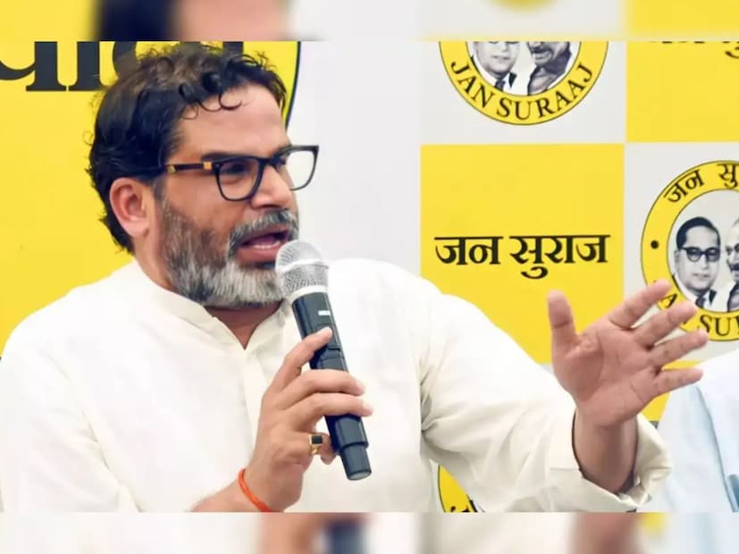 এদিন প্রশান্ত কিশোর দাবি করেন, ‘‘নীতীশ কুমার ও তাঁর জয়ের মাঝখানে শুধুমাত্র একটা জিনিস ছিল৷ প্রত্যেকটা বিধানসভা কেন্দ্র থেকে ১০,০০০ টাকা দিয়ে কমপক্ষে ৬০,০০০ ভোট কিনেছেন তিনি৷ ওর সরকারের এটা পরিষ্কার ভাবে বলা উচিত, এটা সত্য সত্যিই কোনও ওয়েলফেয়ার স্কিম ছিল, নাকি ভোট কেনার অছিলা৷’’