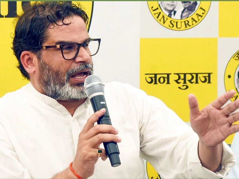 পটনা: নতুন তৈরি নিজের দল জন সুরজ পার্টি নিয়ে ভোটের ময়দানে লড়তে নেমেছিলেন ভোটকুশলী প্রশান্ত কিশোর ওরফে পিকে৷ মোদি, মমতা থেকে শুরু করে নীতীশ যাঁর ‘কৌশল’ অবলম্বন করে কিনা ভোটে বিপুল লাভ পেয়েছেন, সেই পিকে প্রথম ভোটেই ধরাশায়ী৷ ২৪৩ বিধানসভার বিহারে ২৩৮টিতে প্রার্থী দিয়ে একটিতেও জিততে পারেনি প্রশান্ত কিশোরের দল৷ ৯৮% কেন্দ্রে জমানত বাজেয়াপ্ত হয়েছে প্রার্থীর৷ সেই প্রশান্ত কিশোরই এবার নতুন সরকারের দিকে ছুড়ে দিলেন নতুন চ্যালেঞ্জ৷ পটনা: নতুন তৈরি নিজের দল জন সুরজ পার্টি নিয়ে ভোটের ময়দানে লড়তে নেমেছিলেন ভোটকুশলী প্রশান্ত কিশোর ওরফে পিকে৷ মোদি, মমতা থেকে শুরু করে নীতীশ যাঁর ‘কৌশল’ অবলম্বন করে কিনা ভোটে বিপুল লাভ পেয়েছেন, সেই পিকে প্রথম ভোটেই ধরাশায়ী৷ ২৪৩ বিধানসভার বিহারে ২৩৮টিতে প্রার্থী দিয়ে একটিতেও জিততে পারেনি প্রশান্ত কিশোরের দল৷ ৯৮% কেন্দ্রে জমানত বাজেয়াপ্ত হয়েছে প্রার্থীর৷ সেই প্রশান্ত কিশোরই এবার নতুন সরকারের দিকে ছুড়ে দিলেন নতুন চ্যালেঞ্জ৷