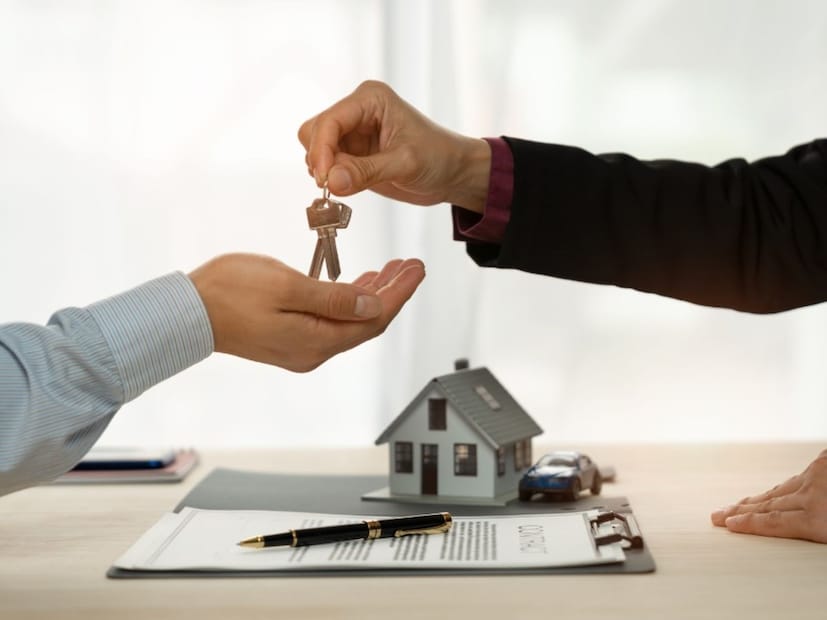 ইচ্ছেমতো প্রত্যেক বছর বাড়ি ভাড়া বাড়ানো যাবে না৷ বাড়িভাড়া বাড়ানোর নির্দিষ্ট সরকারি নিয়ম এক্ষেত্রে মেনে চলতে হবে৷ আর ভাড়াটেকে বর্ধিত ভাড়ার বিষয়ে আগাম নোটিস দিতে হবে৷ 