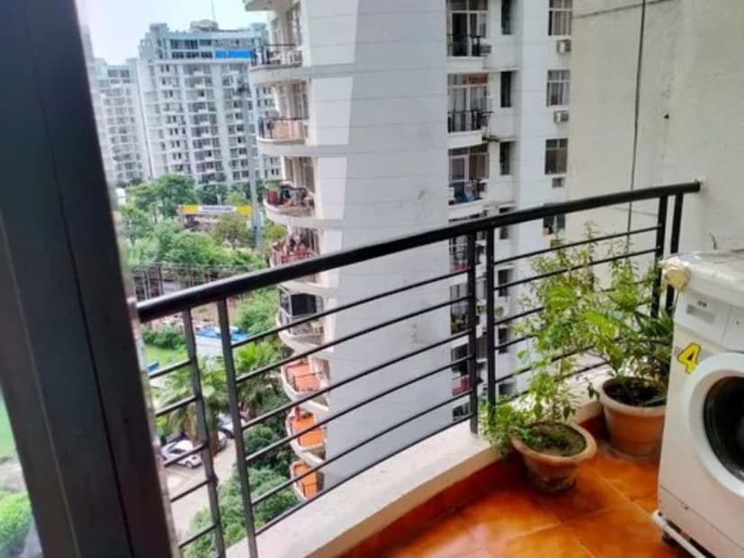 এবার থেকে শুধু মৌখিক চুক্তির ভিত্তিতেই হবে না কোনও কাজ৷ এতে সমস্যায় পড়তে হতে পারে বাড়ির মালিক ও ভাড়াটে দু’পক্ষকেই৷ নতুন আইন অনুযায়ী, বাড়ি ভাড়া নেওয়ার চুক্তিপত্র সই করার ২ মাসের মধ্যে অবশ্যই রেজিস্টার করাতে হবে৷ হয় সশরীরে স্থানীয় রেজিস্ট্রেশন অফিসে গিয়ে, নাহয় অনলাইন রেজিস্ট্রেশন পোর্টালের মাধ্যমে৷ রেজিস্ট্রেশন না করালে উভয়পক্ষের ৫০০০ টাকা করে জরিমানা হতে পারে৷ 