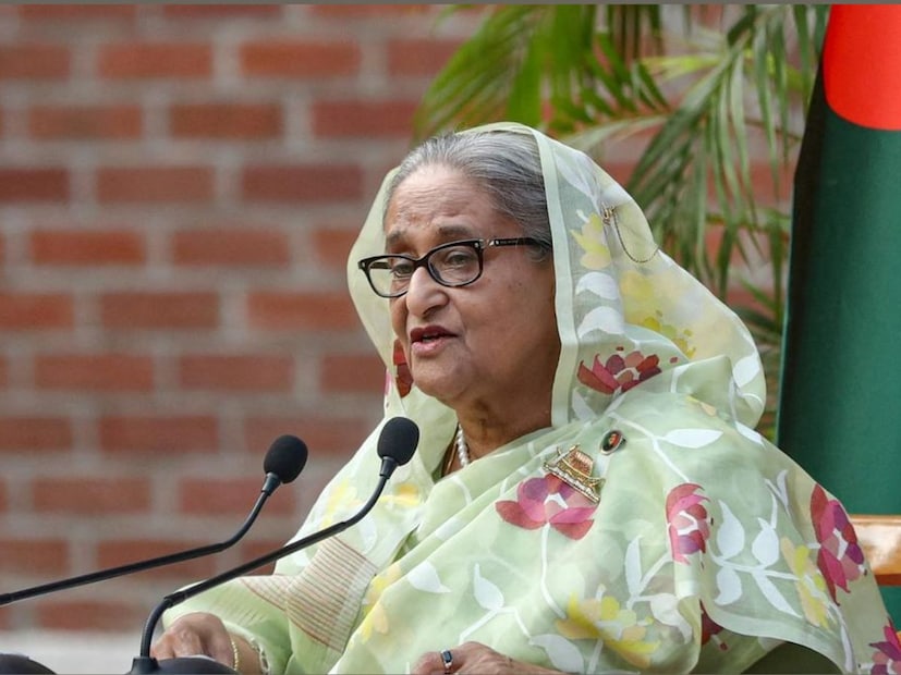 গত সোমবারই রায় ঘোষণা করেছে বাংলাদেশের আন্তর্জাতিক অপরাধ ট্রাইব্যুনাল৷ জুলাই বিপ্লবের সময়কালে গণহত্যার অভিযোগে মৃত্যুদণ্ডে দণ্ডিত হয়েছেন সে দেশের প্রাক্তন প্রধানমন্ত্রী তথা শেখ মুজিবরের কন্যা শেখ হাসিনা৷ বর্তমানে যিনি ভারতে নির্বাসনের দিন কাটাচ্ছেন৷ বাংলাদেশে রায় ঘোষণার পরে মনে করা হচ্ছে, এবার হাসিনাকে সে দেশের প্রত্যর্পণের জন্য জোরাল দাবি জানাতে পারে মহম্মদ ইউনূসের সরকার৷ গত সোমবারই রায় ঘোষণা করেছে বাংলাদেশের আন্তর্জাতিক অপরাধ ট্রাইব্যুনাল৷ জুলাই বিপ্লবের সময়কালে গণহত্যার অভিযোগে মৃত্যুদণ্ডে দণ্ডিত হয়েছেন সে দেশের প্রাক্তন প্রধানমন্ত্রী তথা শেখ মুজিবরের কন্যা শেখ হাসিনা৷ বর্তমানে যিনি ভারতে নির্বাসনের দিন কাটাচ্ছেন৷ বাংলাদেশে রায় ঘোষণার পরে মনে করা হচ্ছে, এবার হাসিনাকে সে দেশের প্রত্যর্পণের জন্য জোরাল দাবি জানাতে পারে মহম্মদ ইউনূসের সরকার৷