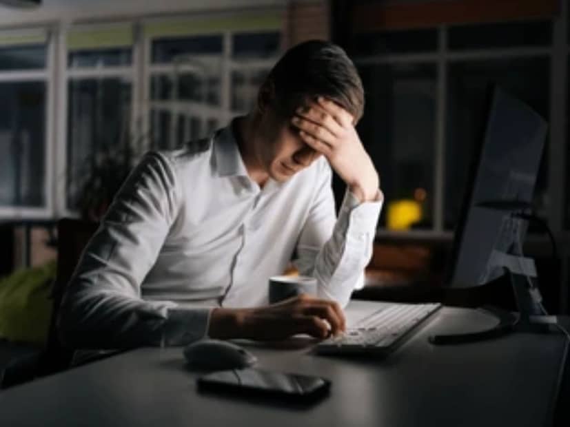 প্রসঙ্গত, চিকিৎসকেরা জানান, অতিরিক্ত বাইরের খাবার, কর্মস্থলে স্ট্রেস, বাড়তি ওয়ার্কিং আওয়ার মানসিক ও শারীরিক ভাবে ক্লান্ত করে দিচ্ছে যুব সমাজকে৷ যা প্রভাব ফেলছে তাদের ব্যক্তিগত জীবনে৷ অতিরিক্ত স্ট্রেস প্রভাব ফেলছে পুরুষদের স্পার্ম কাউন্টেও৷ যার জেরেই অনেক ক্ষেত্রে দেখা দিচ্ছে সন্তান উৎপাদন ও সন্তানধারণে সমস্যা৷ 