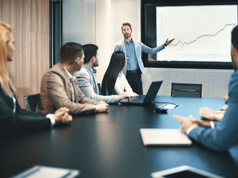 শুক্রবার নোটিফিকেশন জারি করে কেন্দ্র সরকার এই চার শ্রম বিধিকে আনুষ্ঠানিকভাবে কার্যকর করেছে। বহু প্রতীক্ষিত এই শ্রম সংস্কার কর্মক্ষেত্রে লিঙ্গ সমতা, সার্বজনীন সামাজিক সুরক্ষা, এবং শ্রমিকদের জীবন-সহজীকরণে সহায়ক বিধি তৈরি করবে বলে সরকার জানিয়েছে।