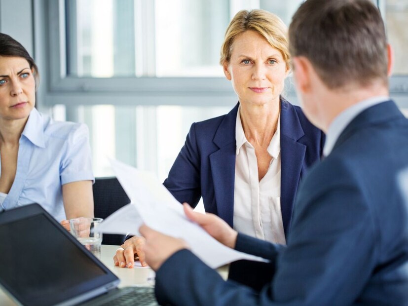 গ্র্যাচুইটি হচ্ছে এককালীন একটি টাকা যা কর্মীর সার্ভিসের কৃতজ্ঞতা স্বরূপ তাঁকে দেওয়া হয় যখন তিনি চাকরি ছাড়েন বা অবসর নেন অথবা তাঁর চুক্তি শেষ হয়৷ 