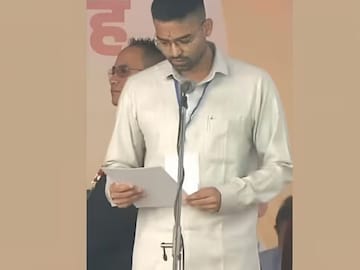 ব্লু জিনস-হোয়াইট শার্ট, ‘আনটাকড’! মঞ্চে উঠেই গেলেন মোদির কাছে, জানেন কার ছেলে এই মন্ত্রী ব্লু জিনস-হোয়াইট শার্ট, ‘আনটাকড’! মঞ্চে উঠেই গেলেন মোদির কাছে, জানেন কার ছেলে এই মন্ত্রী