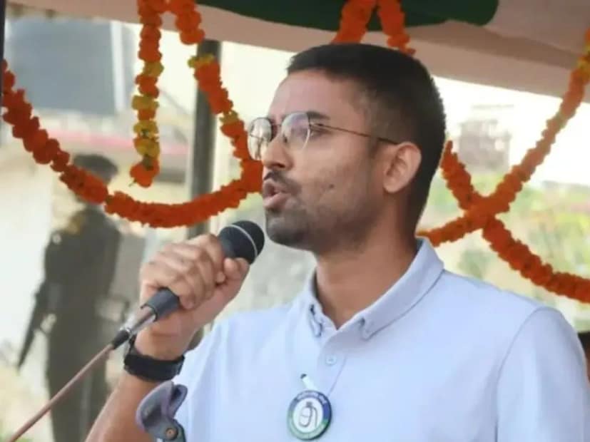 পোশাক নিয়ে প্রশ্ন করা হলে দীপক বলেন, ‘‘আমি যে পোশাক পরে স্বচ্ছন্দ বোধ করি , তাই পরেছি, ভবিষ্যতেও তাই করব৷ আমিও কুর্তা-পাজামা পরি কি না তা সময়ই বলবে৷’’ যেহেতু নির্বাচনে প্রতিদ্বন্দ্বিতা না করেই মন্ত্রী হয়েছেন দীপক, সেই কারণে ৬ মাসের মধ্যে জিতে আসতে হবে তাঁকে৷ 