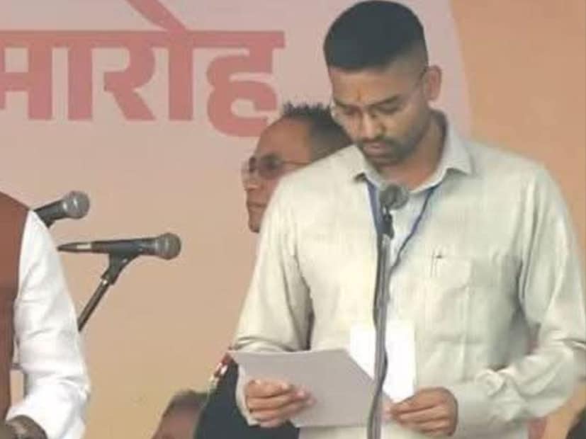 কিন্তু, সকলকে অবাক করে দিয়ে মন্ত্রিত্ব পদের জন্য নিজের ছেলেকেই এগিয়ে দিয়েছেন উপেন্দ্র ও স্নেহলতা৷ সূত্রের খবর, কুশওয়াহাদের এই দাবি প্রাথমিক ভাবে মেনে নিতে চাননি স্বয়ং নীতীশ কুমার এবং অমিত শাহ ৷ তবে শপথের শেষ মুহূর্তে বদলে যায় সিদ্ধান্ত৷ 