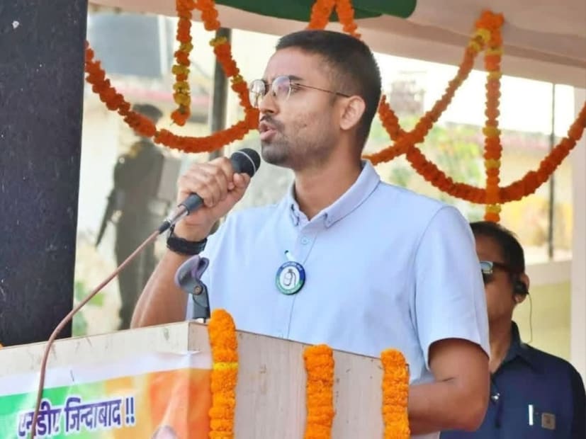 পরনে ব্লু জিন্স, সাদা বা হাল্কা রঙের শার্ট, তা-ও না গুঁজে পরে থাকা৷ চোখে চশমা৷ অন্য নেতা, মন্ত্রী বিধায়কেরা যেখানে সাদা কুর্তা-পাজামা, কিংবা ধুতি পরে ছিলেন, তার মাঝে এই তরুণের পোশাক পরিচ্ছদই তাঁকে বাকিদের থেকে আলাদা করে দিয়েছিল৷ 