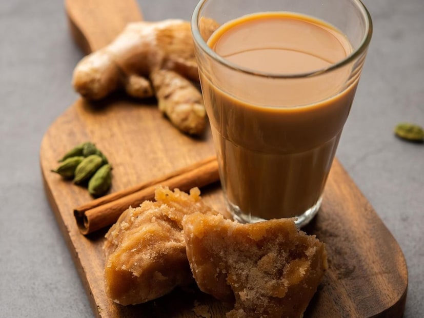 চা বানানোর জন্য প্রথম ধাপ অবশ্যই জল ফোটানো। একটি পাত্রে জল ফুটিয়ে তাতে আদার টুকরো, সামান্য তুলসী পাতা বা দারুচিনি যোগ করুন। এই মশলাগুলো চায়ের স্বাদ বৃদ্ধি করে এবং সর্দি-কাশি প্রতিরোধে সাহায্য করে। 