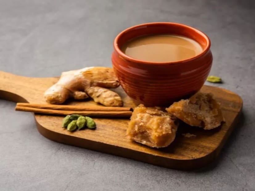 এবার দুধ যোগ করার পালা। যদি আপনি দুধ দিয়ে গুড় চা বানান, তাহলে চা পাতা যোগ করার পর ১-২ মিনিট ফুটিয়ে নিন, তারপর অল্প দুধ যোগ করুন। খুব বেশি দুধ যোগ করবেন না। দুধ যোগ করার পরে ১-২ মিনিট ফুটিয়ে নিন। এটিই সবচেয়ে সাধারণ ভুল যা মানুষ করে; তারা আগে গুড় যোগ করে, যার ফলে দুধ কেটে যায়।