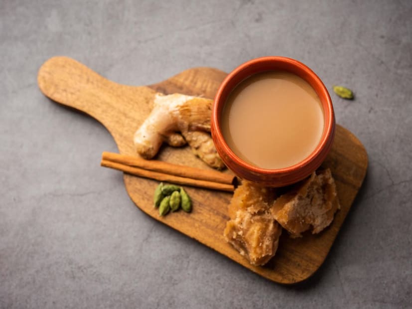 চা আঁচ থেকে তুলে ছেঁকে নেওয়ার পরেই তাতে আলাদা করে গুড় যোগ করুন। মনে রাখবেন গুড় গরম অবস্থাতেই যোগ করতে হবে, যাতে সেটি গুলে যায়৷ কয়েক সেকেন্ডের মধ্যেই তৈরি হয়ে যাবে চা৷ যা প্রাকৃতিক মিষ্টি এবং হালকা ক্যারামেল স্বাদের সাথে। যদি ইচ্ছা হয়, স্বাদ বাড়ানোর জন্য সামান্য কালো মরিচও যোগ করতে পারেন এই চা-এ।