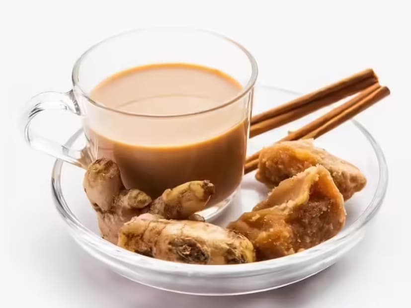 জল ফুটতে শুরু করলে তাতে চা পাতা যোগ করুন এবং আঁচ কমিয়ে মাঝারি করুন যাতে স্বাদ এবং রঙ সঠিক থাকে। মনে রাখবেন, এখনই এতে গুড় যোগ করবেন না, কারণ উচ্চ তাপে গুড় তার পুষ্টি হারিয়ে ফেলে।