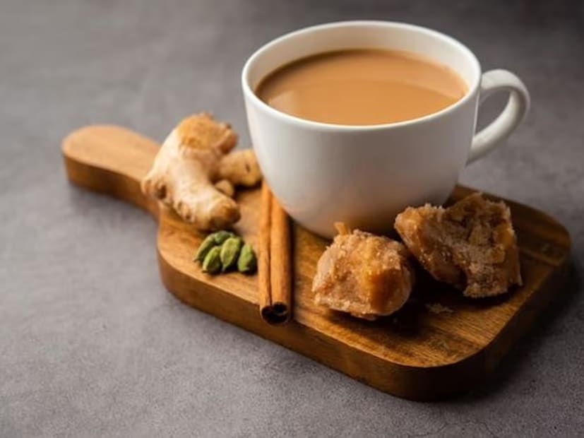 শীতকালে গুড়ের চা শরীরকে ভেতর থেকে উষ্ণ করে, হজমশক্তি বাড়ায় এবং রোগ প্রতিরোধ ক্ষমতা শক্তিশালী করে। তবে, অনেকেই এটি ঠিক করে বানাতে পারেন না৷ তাই চা, চা না হয়ে ছানার জল হয়ে যায়৷ বিশেষ করে দুধ চা তৈরি করার সময় অবশ্যই মেনে চলতে হবে এই স্টেপ৷ নাহলে সব বরবাদ৷ 