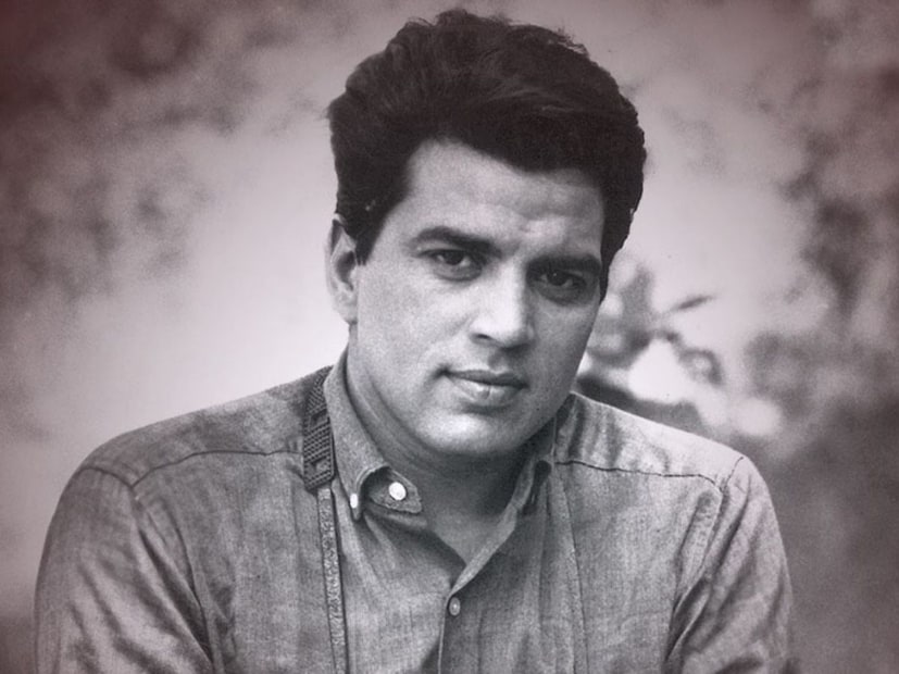 ২০০৪ সালে বিজেপির ‘ইন্ডিয়া শাইনিং’ প্রচারে উদ্বুদ্ধ হয়ে ভারতীয় জনতা পার্টিতে যোগ দেন ধর্মেন্দ্র৷ তার আগে বিজেপির অন্যতম প্রধান নেতা এল কে আডবাণী এবং সতীর্থ শত্রুঘ্ন সিনহার সঙ্গে বৈঠকও করেন তিনি৷