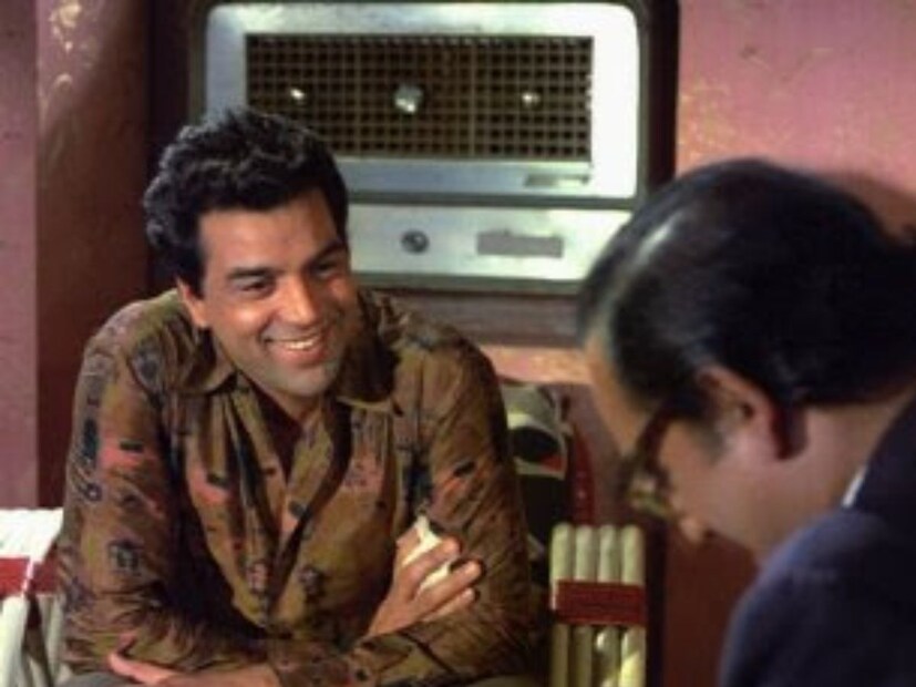 অভিনেতা ধর্মেন্দ্র দীর্ঘদিন ধরে বার্ধক্যজনিত বিভিন্ন স্বাস্থ্য সমস্যার সাথে লড়াই করছিলেন, যার মধ্যে সবচেয়ে গুরুতর ছিল শ্বাসকষ্ট। এটি ছিল সবচেয়ে গুরুতর, যার ফলে কয়েক সপ্তাহ আগে তাকে হাসপাতালে ভর্তি করানো হয় এবং ভেন্টিলেটর সাপোর্টে রাখা হয়। গত ৩১ অক্টোবর হঠাৎ শ্বাসকষ্টজনিত সমস্যা হওয়ায় তাঁকে ব্রিচ ক্যান্ডি হাসপাতালে নিয়ে যাওয়া হয়৷ বুকে ব্যথারও অভিযোগ করেছিলেন। ICU-তেরেখ চলে চিকিৎসা৷  তারপর ১২ নভেম্বর তাঁকে হাসপাতাল থেকে ছেড়ে দেন চিকিৎসকেরা৷