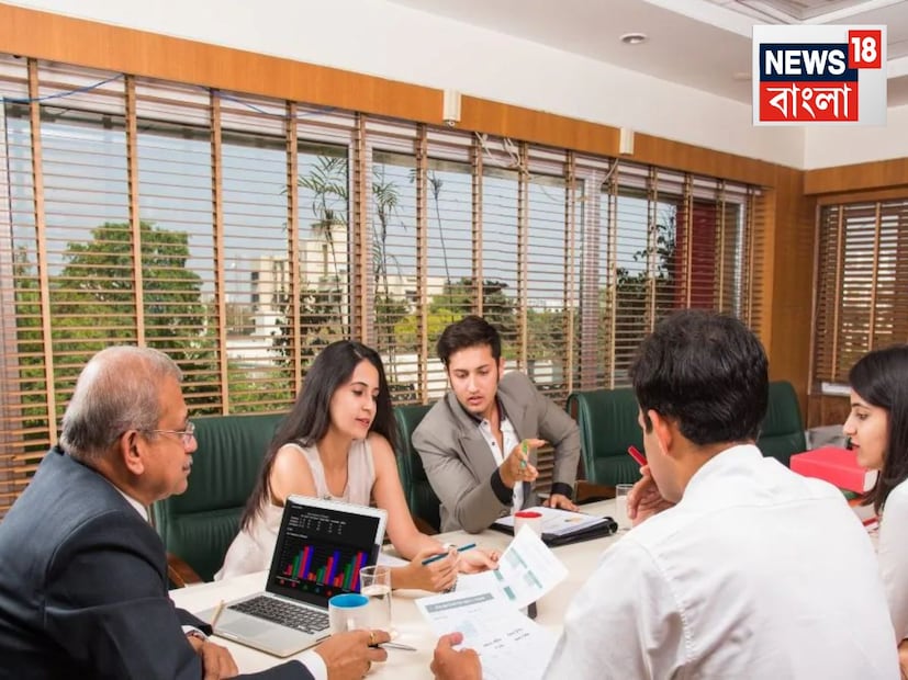 গত ২১ নভেম্বর, ২০২৫ থেকে শ্রম আইনে গুরুত্বপূর্ণ পরিবর্তন এনেছে কেন্দ্রীয় সরকার৷ পুরনো ২৯টি আইন বাতিল করে নিয়ে আসা হয়েছে চারটি শ্রম বিধি বা লেবার কোড৷ নতুন শ্রম বিধিতে কেন্দ্রীয় শ্রম মন্ত্রক শ্রমিকদের সম বেতন, স্বাস্থ্য পরীক্ষার সুবিধা, স্থায়ী ও অস্থায়ী কর্মীদের সামাজিক সুরক্ষা, গ্র্যাচুইটি, পিএফ নিশ্চিত করার কথা বলেছে৷