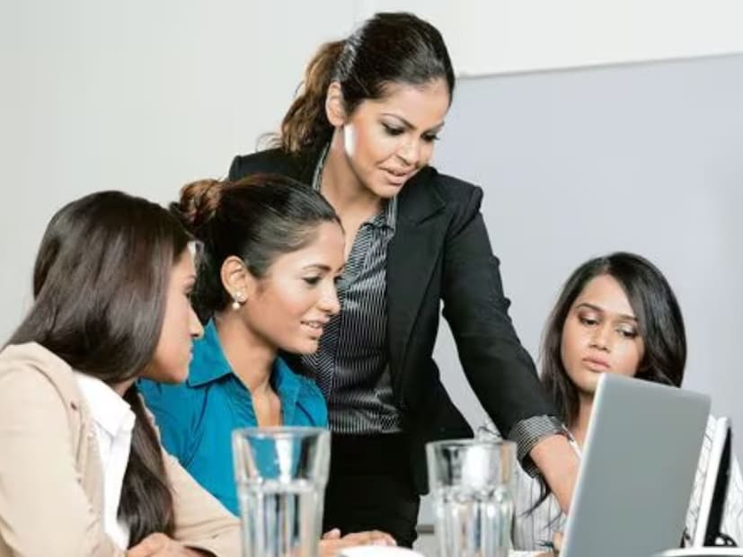 অনেক ক্ষেত্রেই সংস্থার তরফে কর্মীদের বেসিক পে কম রাখা হয়, যাতে তাঁদের পিএফ এবং গ্র্যাচুইটি খাতে কম টাকা জমা দিতে হয়৷ সাধারণ কর্মচারীদের ভবিষ্যৎ জীবনের কথা ভেবেই কেন্দ্রের এই সিদ্ধান্ত বলে মনে করছেন বিশেষজ্ঞরা৷