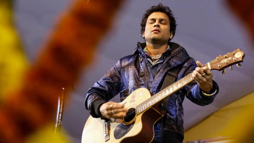 জুবিন গর্গের জন্ম ১৯৭২ সালের ১৮ নভেম্বর মেঘালয়ের তুরায়, এক অসমীয়া ব্রাহ্মণ পরিবারে৷ তাঁর বাবা মোহন বোরঠাকুর ছিলেন একজন ম্যাজিস্ট্রেট এবং তাঁর মা ইলি বোরঠাকুর নিজেও একজন গায়িকা। জুবিন তাঁর মায়ের কাছ থেকে সঙ্গীতের প্রতি ভালবাসা এবং প্রতিভা উত্তরাধিকারসূত্রে পেয়েছিলেন। তিনি তিন বছর বয়সে গান গাওয়া শুরু করেন। শৈশব থেকেই সঙ্গীতের প্রতি তার আগ্রহ স্পষ্ট ছিল। তাঁর মা ছিলেন তাঁর প্রথম গুরু এবং তিনি তাঁকে তবলা এবং সঙ্গীতের মৌলিক প্রশিক্ষণ দিয়েছিলেন।