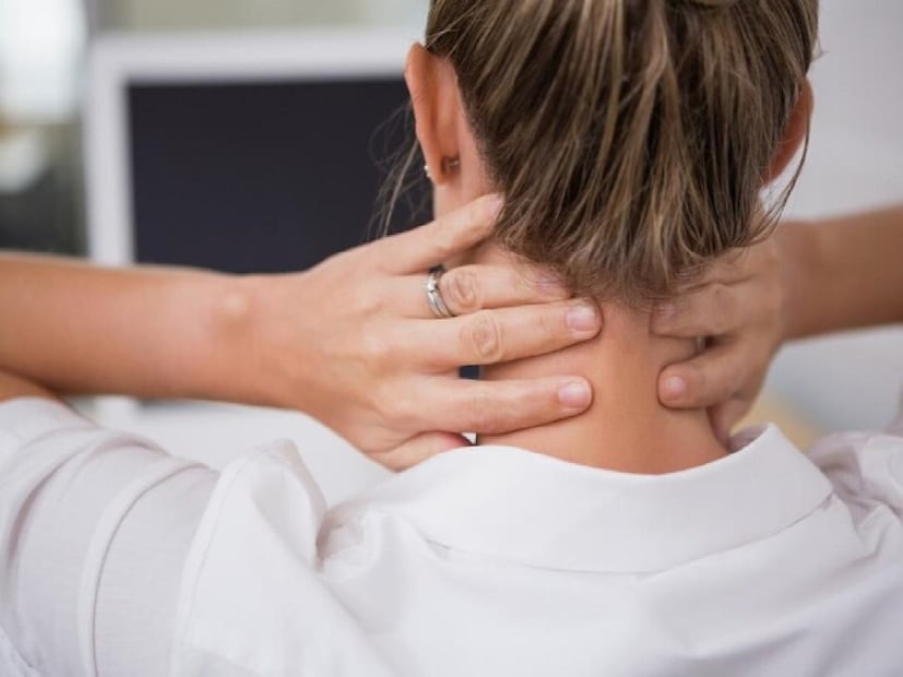 হাড় এবং পেশিতে দুর্বলতা এবং ব্যথা, অস্থিসন্ধিগুলির বিকৃতি এবং দীর্ঘস্থায়ী পিঠে ব্যথা ভিটামিন ডি এর ঘাটতির সাধারণ লক্ষণ হতে পারে।