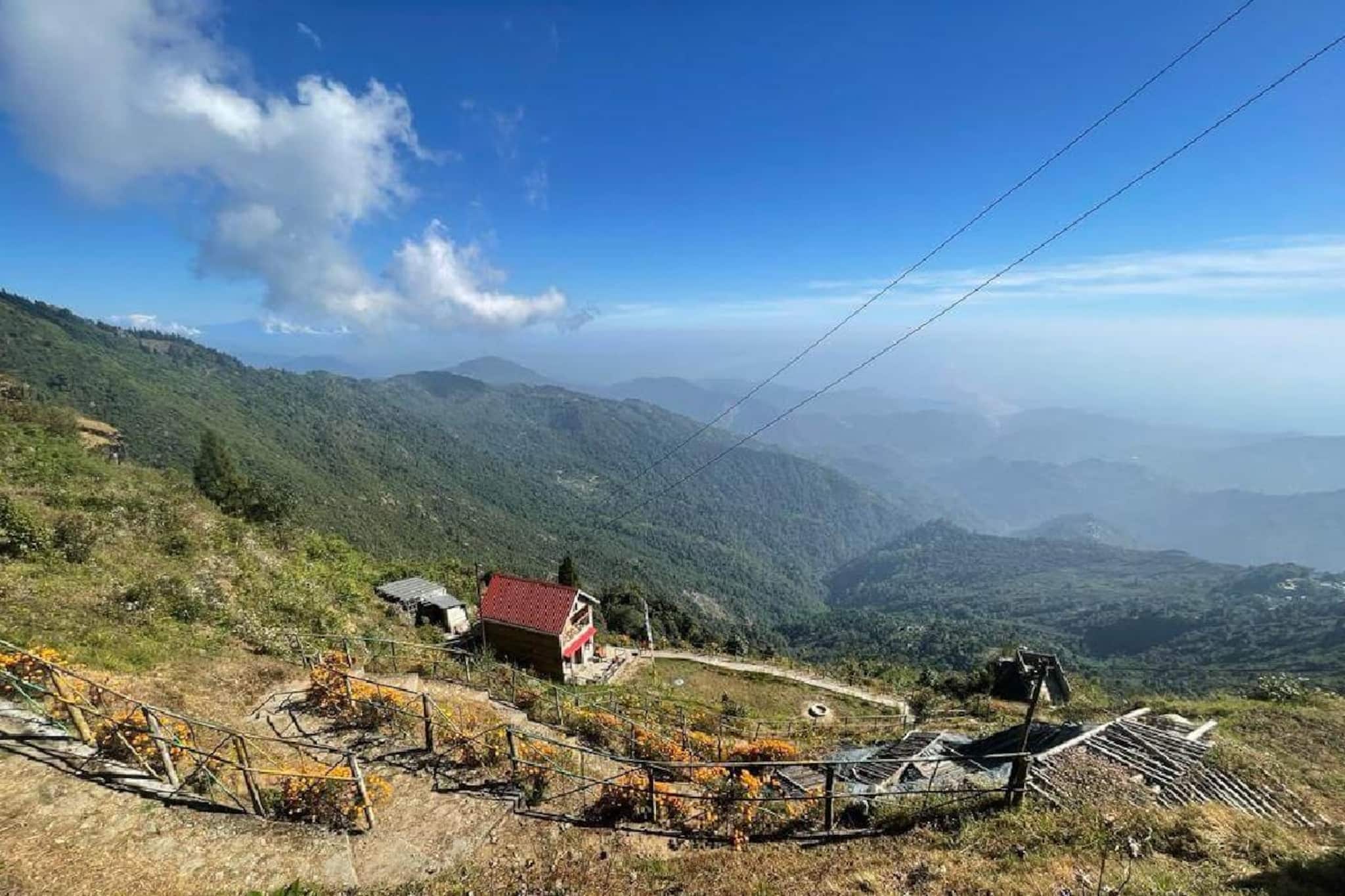 মেঘের কোলে ঘুমিয়ে থাকা শান্ত 'এই' গ্রামে সঙ্গীকে নিয়ে হারিয়ে যান, এটাই হোক বড়দিনের ঠিকানা মেঘের কোলে ঘুমিয়ে থাকা শান্ত 'এই' গ্রামে সঙ্গীকে নিয়ে হারিয়ে যান, এটাই হোক বড়দিনের ঠিকানা
