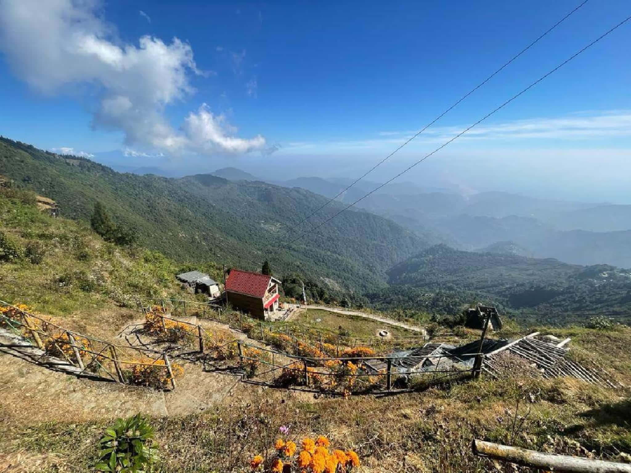 মেঘের কোলে ঘুমিয়ে থাকা শান্ত 'এই' গ্রামে সঙ্গীকে নিয়ে হারিয়ে যান, এটাই হোক বড়দিনের ঠিকানা মেঘের কোলে ঘুমিয়ে থাকা শান্ত 'এই' গ্রামে সঙ্গীকে নিয়ে হারিয়ে যান, এটাই হোক বড়দিনের ঠিকানা