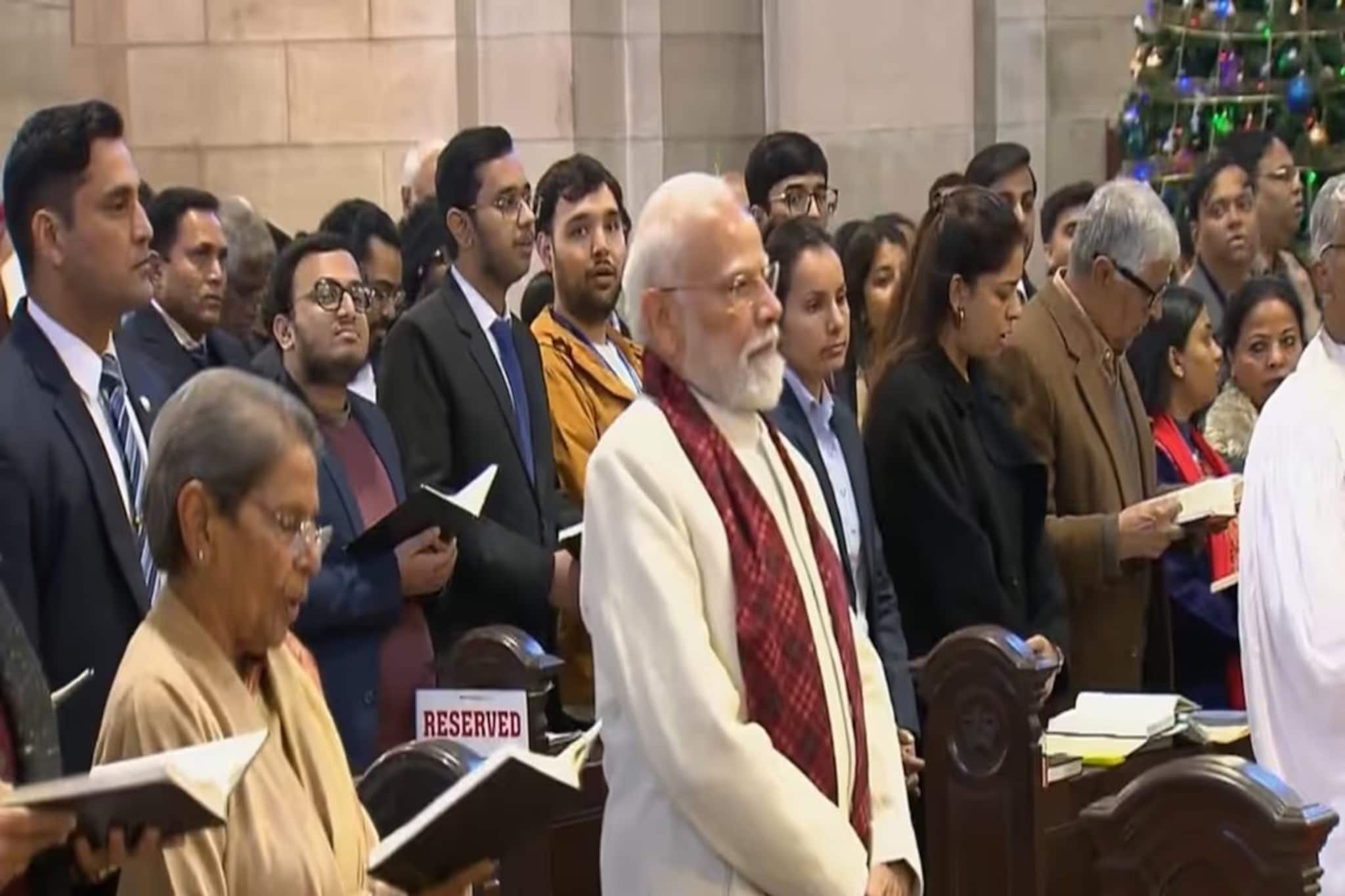 দিল্লির ক্যাথিড্রালে বিশেষ প্রার্থনায় প্রধানমন্ত্রী, বড়দিনে শান্তি-ভালবাসার বার্তা মোদির