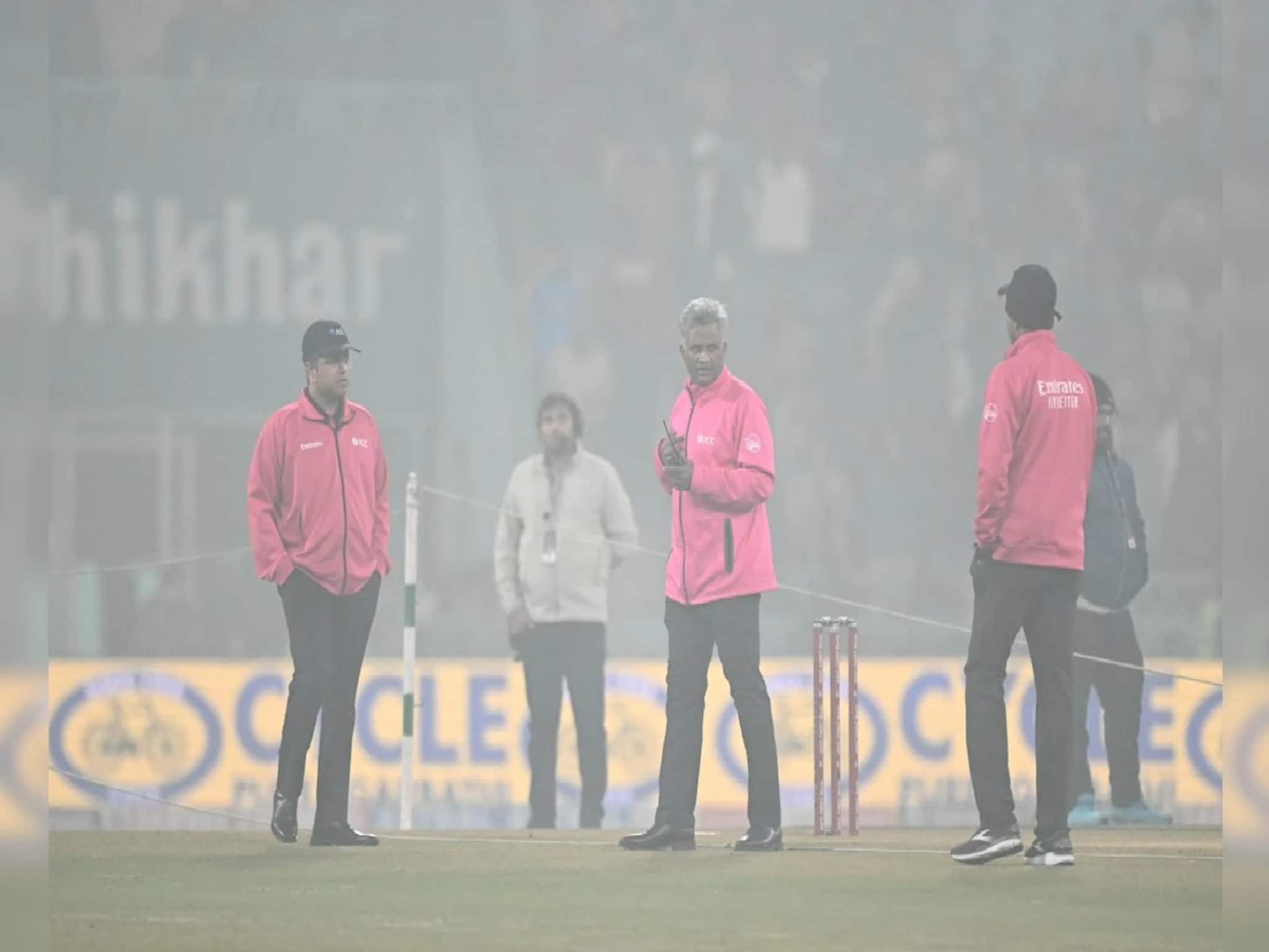 প্রবল দূষণে দৃশ্যমানতা প্রায় শূন্য! ভেস্তে গেল লখনউয়ে ভারত-দক্ষিণ আফ্রিকার ম্যাচ প্রবল দূষণে দৃশ্যমানতা প্রায় শূন্য! ভেস্তে গেল লখনউয়ে ভারত-দক্ষিণ আফ্রিকার ম্যাচ