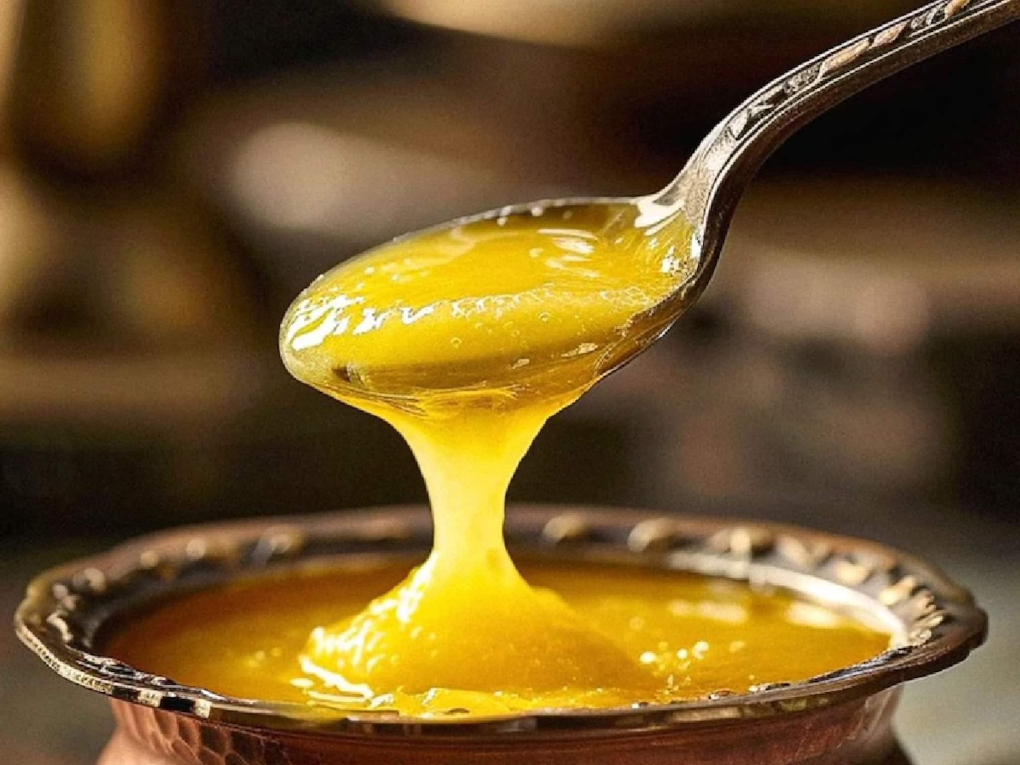 পুরনো ঘি-তে বেশি পুষ্টি নাকি নতুন ঘি? কোন সময়ের ঘি খেলে শরীরে বেশি উপকার? জানুন পুরনো ঘি-তে বেশি পুষ্টি নাকি নতুন ঘি? কোন সময়ের ঘি খেলে শরীরে বেশি উপকার? জানুন