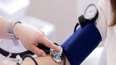 ঠান্ডার কারণে রক্তচাপ বৃদ্ধি পেতে পারে, তাই শীতকালে সঠিক যত্ন ও নিয়ম মেনে চলা অত্যন্ত জরুরি। 