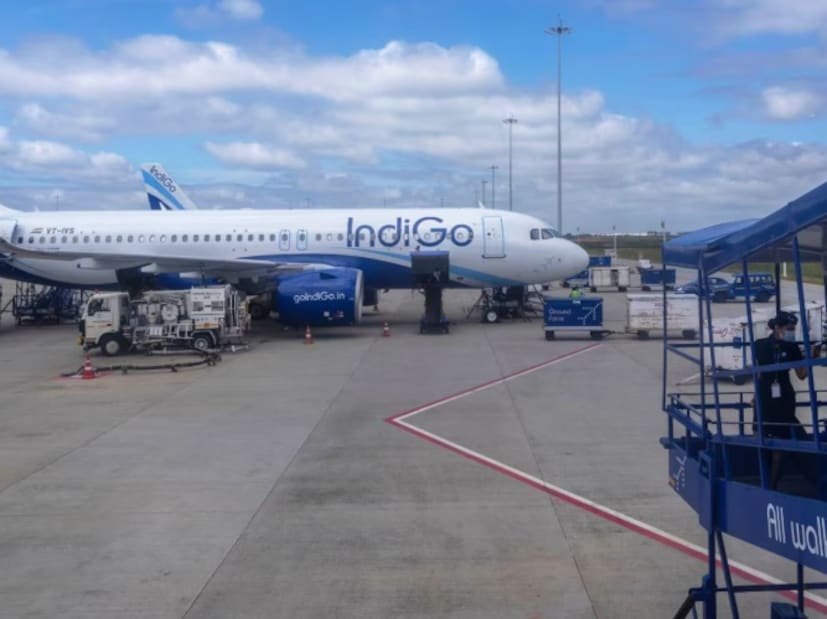 বিমান সংস্থাগুলিকেও নির্দেশ দেওয়া হয়েছে যে বাতিলকরণের ফলে ভ্রমণ পরিকল্পনা প্রভাবিত হওয়া যাত্রীদের জন্য কোনও পুনর্নির্ধারণ চার্জ আরোপ না করার জন্য। মন্ত্রক স্পষ্ট করে জানিয়েছে যে রিফান্ড প্রক্রিয়ায় কোনও বিলম্ব বা অসম্মতি তাৎক্ষণিকভাবে নিয়ন্ত্রক ব্যবস্থা গ্রহণের জন্য আমন্ত্রণ জানাবে।