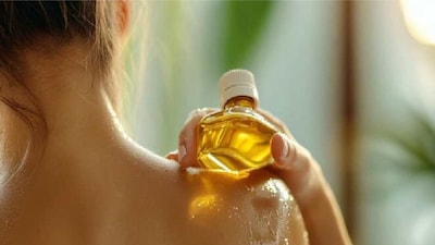 ত্বকে তেল ব্যবহারের উপকারিতা কিন্তু একদিনে পাওয়া যায় না। নিয়মিত ত্বকে তেল ম্যাসাজ করলে একটি নির্দিষ্ট সময়ের পর ত্বকে উপকার চোখে পড়বে। একই সঙ্গে প্রতিটি তেলেরই মূল কার্যকারিতা এক থাকলেও কোন তেল আপনার ত্বকের জন্য উপযুক্ত তা সঠিকভাবে বাছাই করাও জরুরি।