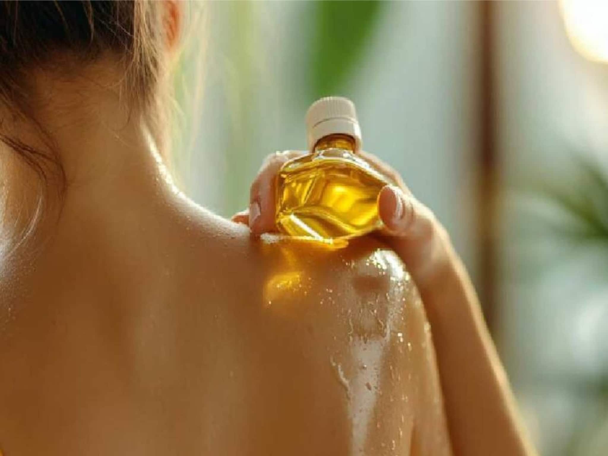 Oil in Skin Care Tips: এই পুরো ডিসেম্বরে স্নানের আগে আপনার তেল মাখা জরুরি কেন? ত্বক ফুটিফাটা হওয়ার আগে জানুন