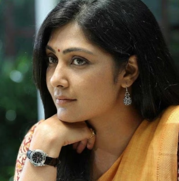  "এটা আমার খুব খারাপ লাগছিল। এর কারণে আমি তেলেগু সিনেমায় অভিনয় করা বন্ধ করে দিয়েছিলাম," তিনি বলেন। অভিনেত্রী কমলিনী মুখোপাধ্যায়, যিনি ২০১৬ সালের পর ৯ বছরেরও বেশি সময় ধরে সিনেমায় অভিনয় করেননি, তিনি এখন মার্কিন যুক্তরাষ্ট্রের স্থায়ী বাসিন্দা হয়েছেন। তাঁর ছবি সোশ্যাল মিডিয়ায় ভাইরাল হচ্ছে।