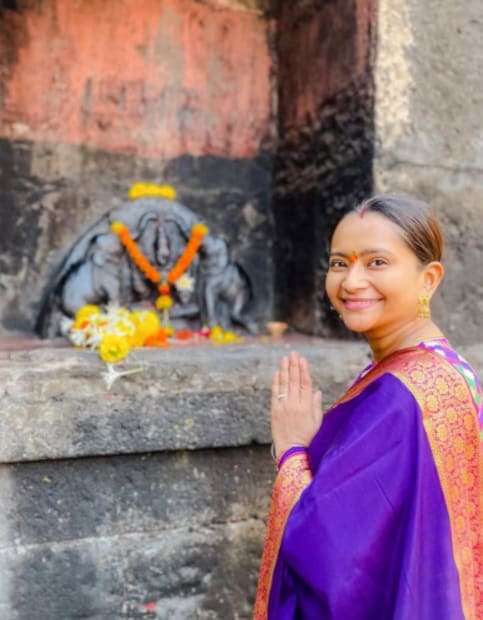 শ্যামলী দে আরও লিখেছেন, 