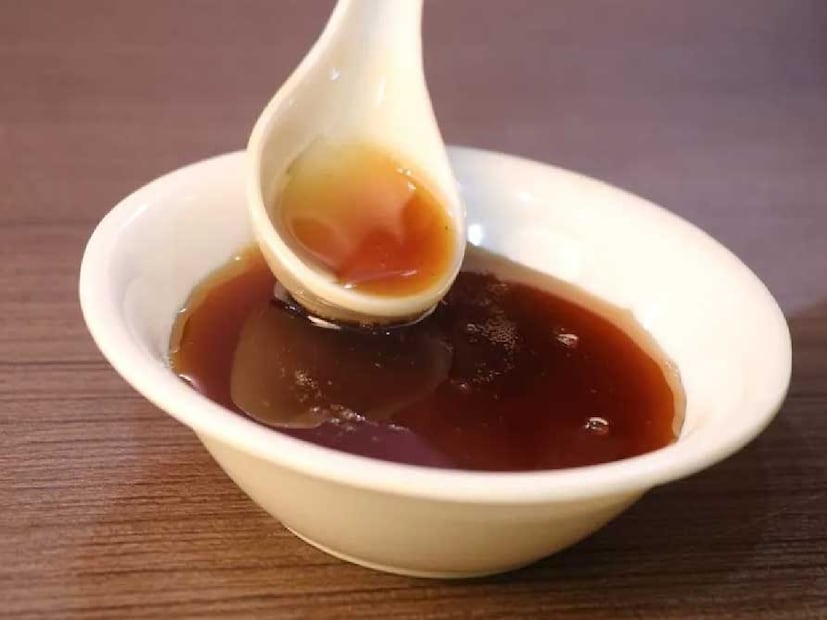 তাই ক্রেতাদের চাহিদা বুঝে গুড়ের জোগান অব্যাহত রাখতে, অশুদ্ধি মেশাতে শুরু করেছেন। বাজারে ছেয়ে গিয়েছে সেই ভেজাল গুড়। 