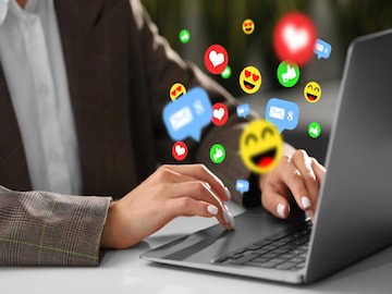 সোশ্যাল মিডিয়ায় ঘাপটি মেরে বসে, কোনও লাইক নয়-কোনও কমেন্ট নয়! 'নীরব স্ক্রোলাররা' কেমন জানুন সোশ্যাল মিডিয়ায় ঘাপটি মেরে বসে, কোনও লাইক নয়-কোনও কমেন্ট নয়! 'নীরব স্ক্রোলাররা' কেমন জানুন