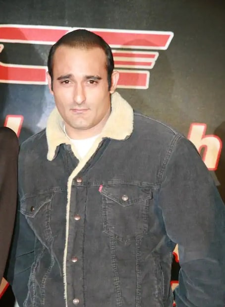 এই দুই বাসস্থানের বাইরে খান্নার আলিবাগে একটি ফার্মহাউসও রয়েছে, যা তাঁর সপ্তাহান্তে বিশ্রামের জন্য ব্যবহৃত হয়। খেজুর গাছে ঘেরা এই খামারবাড়ি তাঁকে নগর জীবনের শোরগোল থেকে মুক্তি দেয়। এছাড়াও, তিনি তারদেওতে এভারেস্ট বিল্ডিংয়ে একটি অ্যাপার্টমেন্ট রেখেছেন, যা তাঁকে মধ্য মুম্বইতে আরেকটি শহুরে বেস দেয়। প্রতিবেদনে আরও বলা হয়েছে যে পুণে এবং দিল্লিতেও তার হোল্ডিং রয়েছে, যা তাঁর পোর্টফোলিওকে আরও বৈচিত্র্যময় করে এবং তার আর্থিক স্থিতিস্থাপকতাকে শক্তিশালী করে। খান্নার জীবনযাত্রার সম্পদ অতিরিক্ত ব্যয় না করে সাবধানে নির্বাচন করেন। তার গাড়িগুলির মধ্যে একটি BMW 7 সিরিজ রয়েছে, যা জাঁকজমকের চেয়ে পরিশীলনের প্রতি তাঁর আগ্রহকে প্রতিফলিত করে। সমসাময়িক নায়কদের বদলে খান্না জমকালো জিনিস এড়িয়ে চলেন, কম দামি পোশাক পছন্দ করেন। 