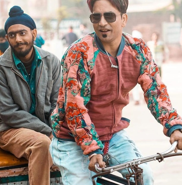 যাই হোক, দীপকের বন্ধুদের পাশে থাকার গল্প এখানেই শেষ নয়। একবার তাঁদের এক ঘনিষ্ঠ বন্ধু লিভার ফেলিওরে ভুগছিলেন এবং ব্যয়বহুল চিকিৎসার প্রয়োজন ছিল। মনু তাঁর পডকাস্টে জানান যে সেই বিশাল চিকিৎসা খরচ জোগাড় করতে বন্ধুদের দল একত্রিত হয়েছিল। যখন তিনি দীপককে পরিস্থিতি ব্যাখ্যা করার জন্য ফোন করেন, তখন দীপকের মনে পড়ে যায় যে, তাঁর খারাপ দিনগুলোতে ওই বন্ধু কীভাবে তাঁর পাশে দাঁড়িয়েছিলেন। মনু বলেছিলেন যে দরকার প্রায় ২৫ লক্ষ টাকা, দীপক উত্তর দিয়েছিল যে তিনি একাই পুরো টাকা দিয়ে দেবেন। ত্রিশ মিনিটের মধ্যে পুরো টাকা ট্রান্সফারও করা হয়েছিল।