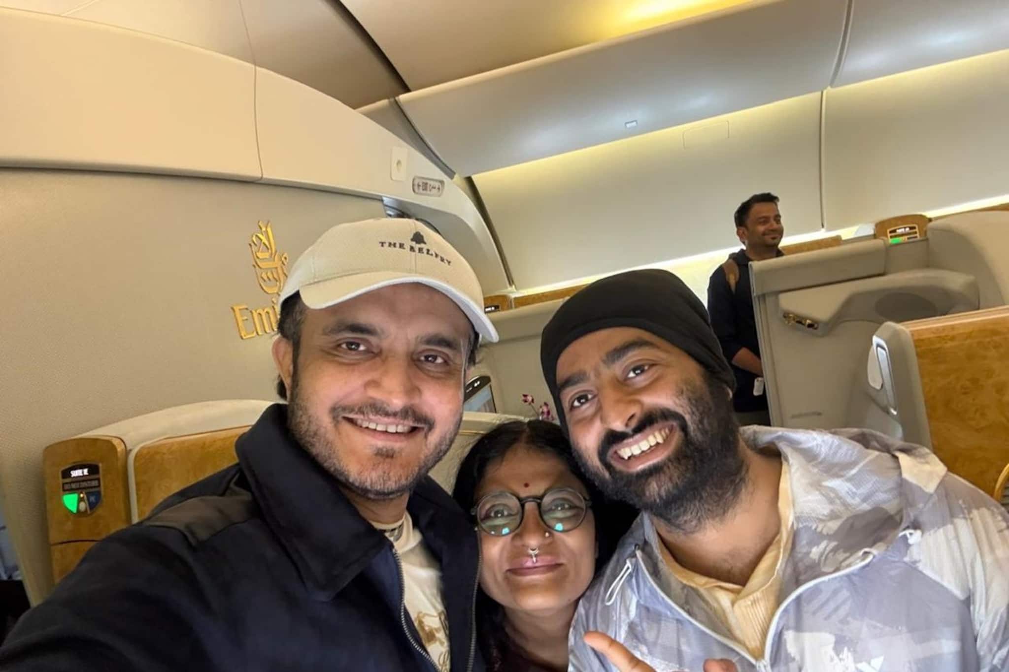 অরিজিতের সঙ্গে দেখা সৌরভের, দক্ষিণ আফ্রিকায় কোচিং করাতে যাওয়ার পথে খোশমেজাজের সেলফি